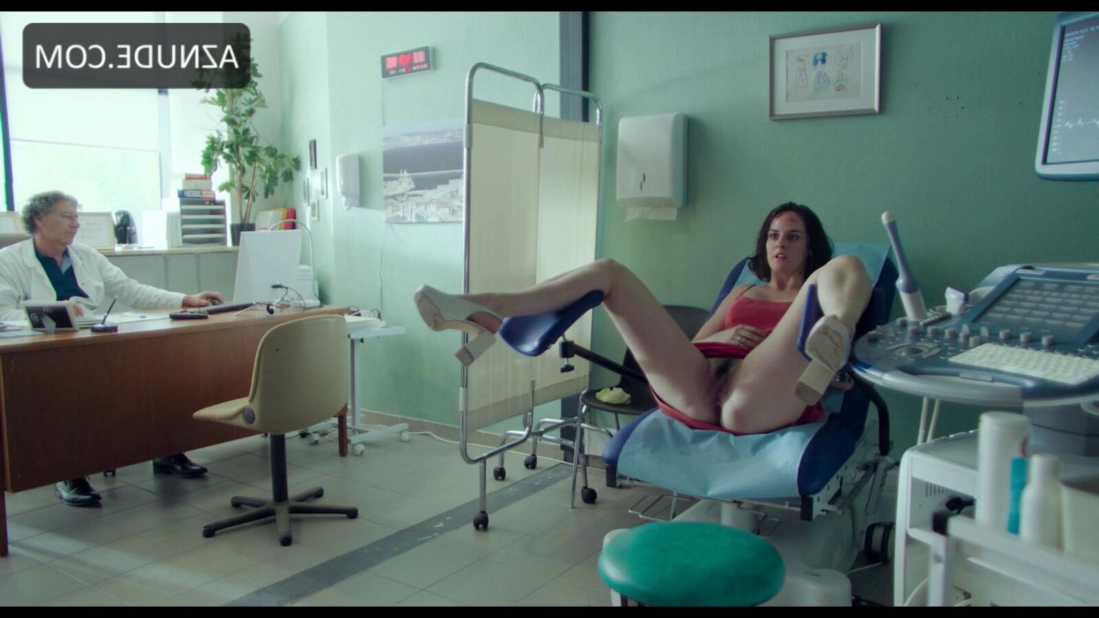 Noemie Merlant и обнаженные друзья