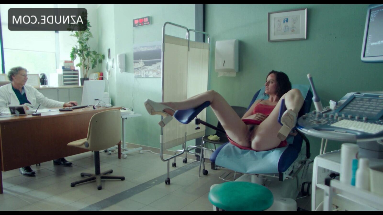 Noemie Merlant и обнаженные друзья