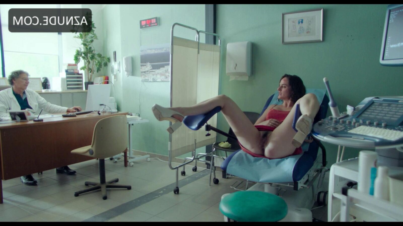 Noemie Merlant и обнаженные друзья