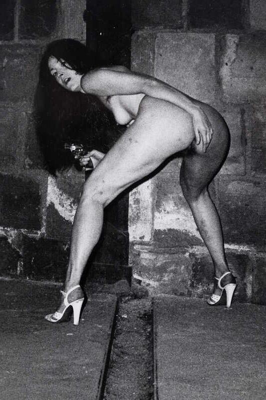Обнаженная американская художница, скульптор и фотограф Ханна Уилке (RIP)