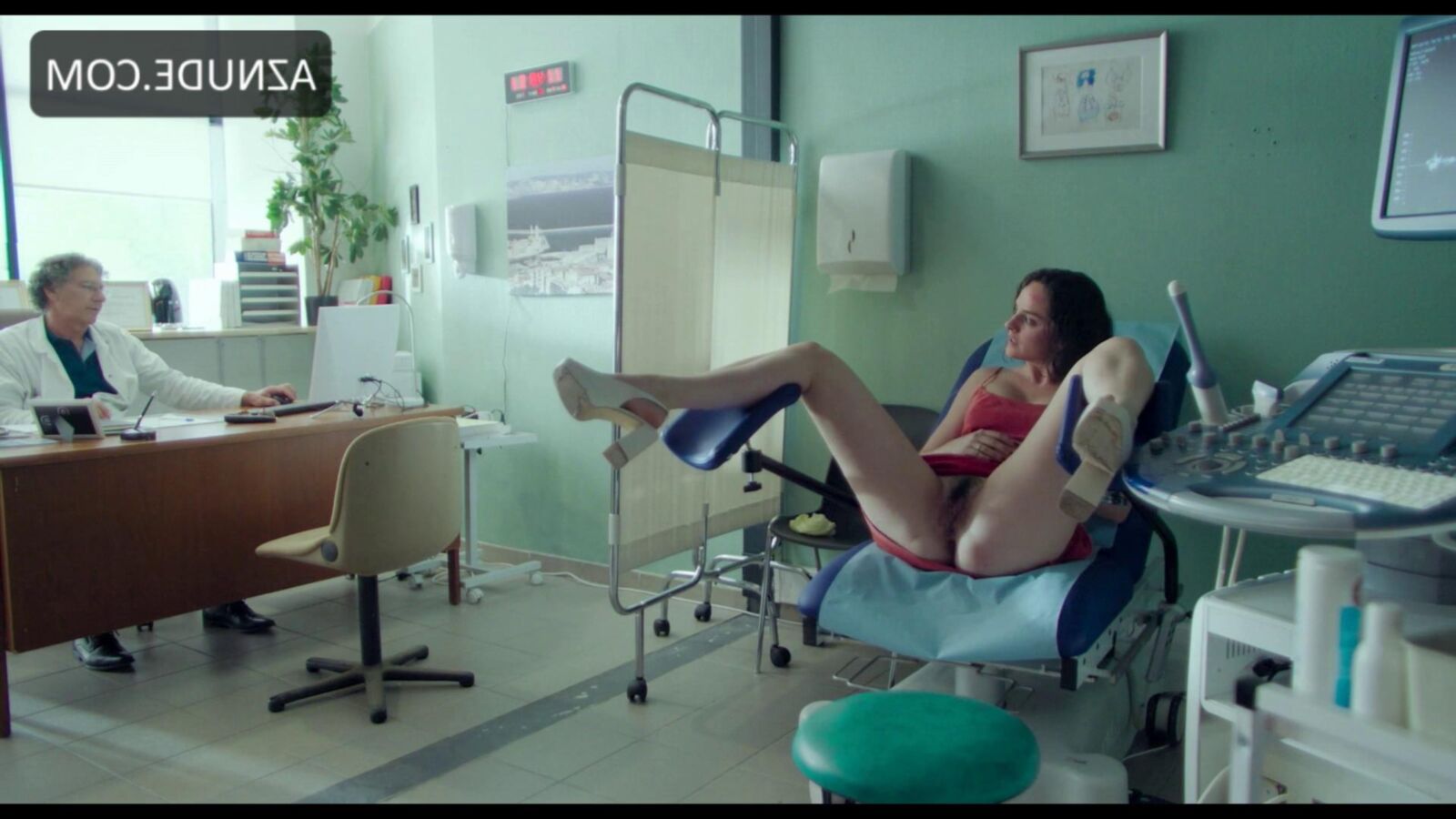 Noemie Merlant и обнаженные друзья