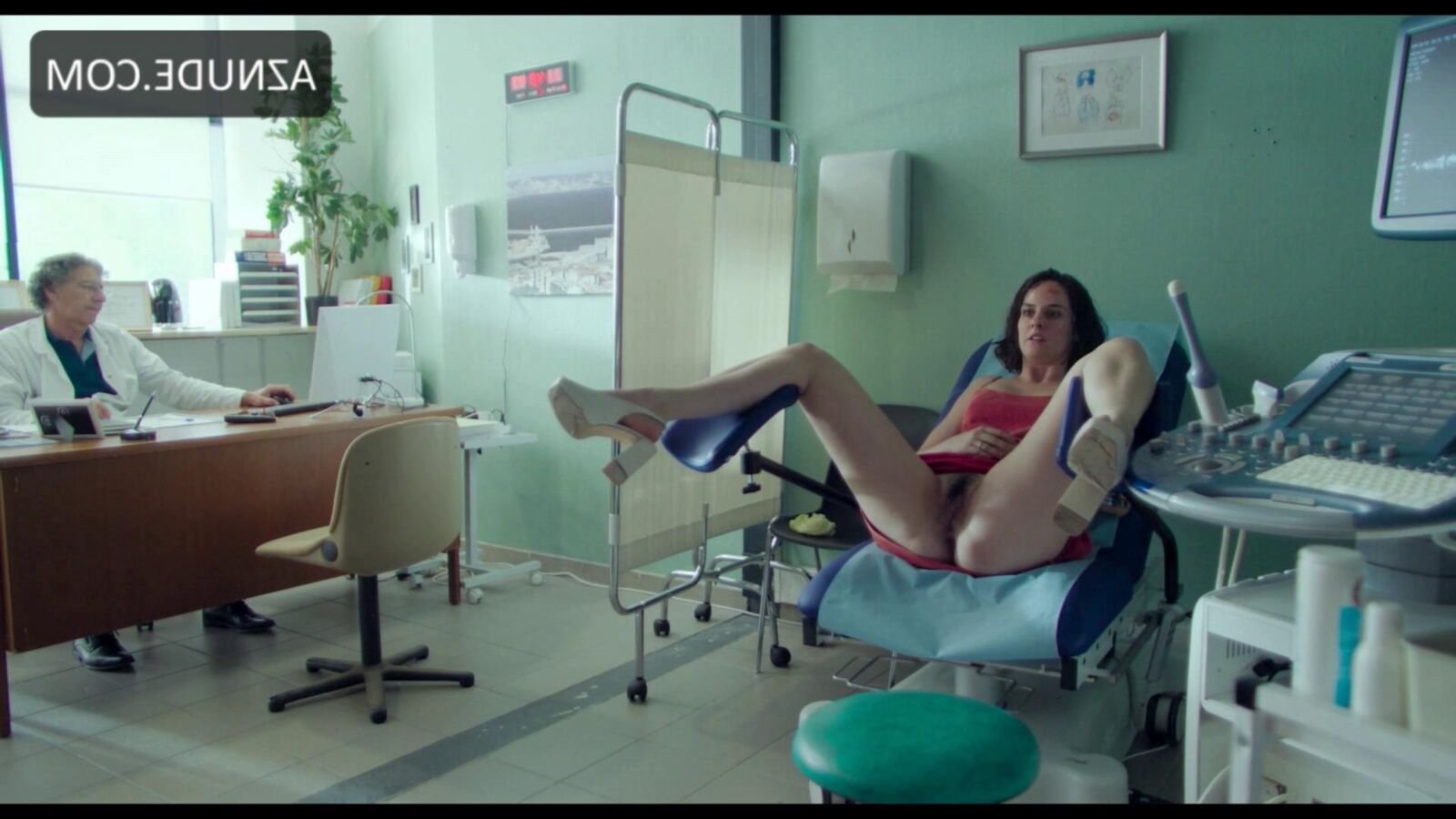 Noemie Merlant и обнаженные друзья