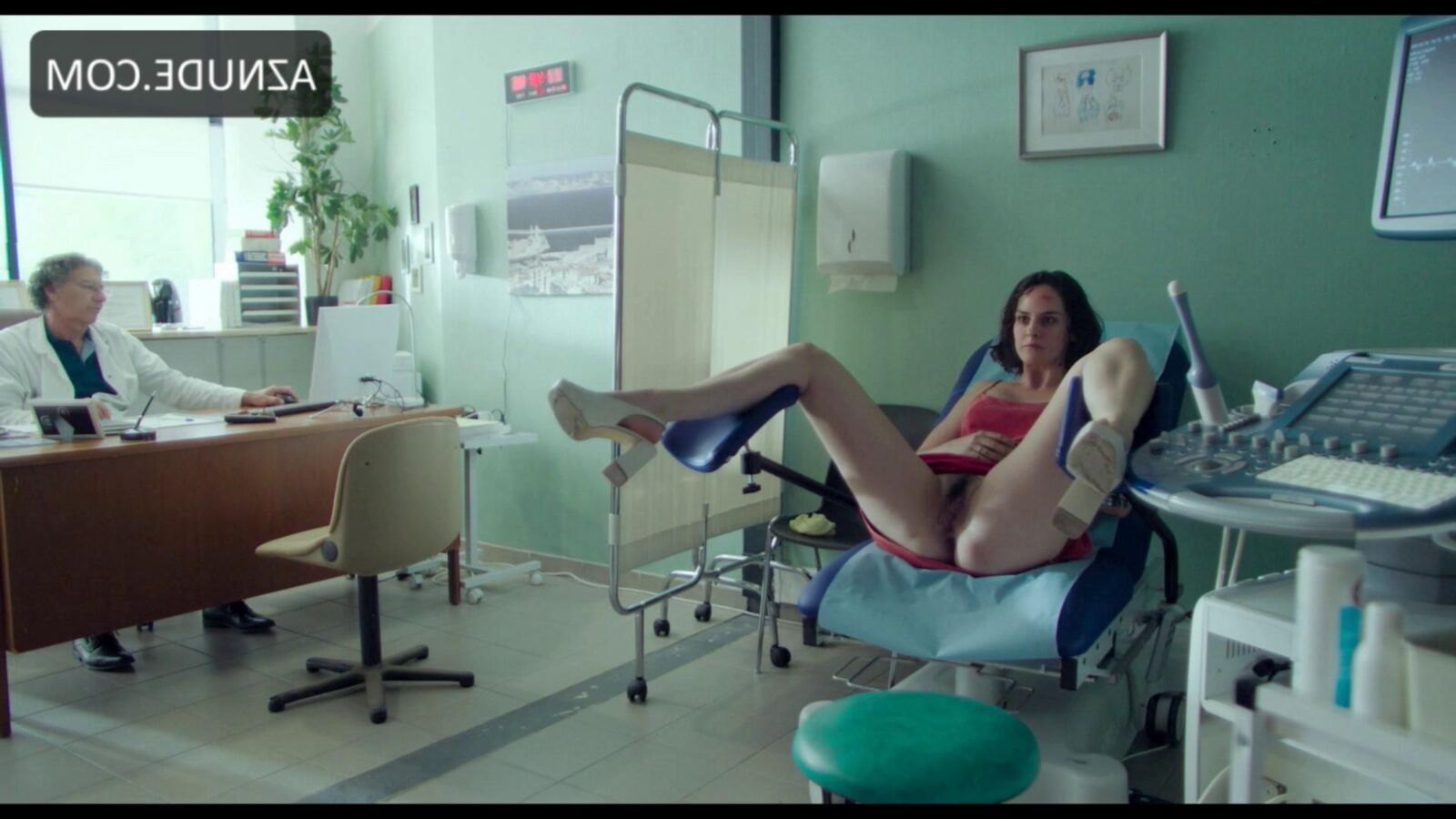 Noemie Merlant и обнаженные друзья