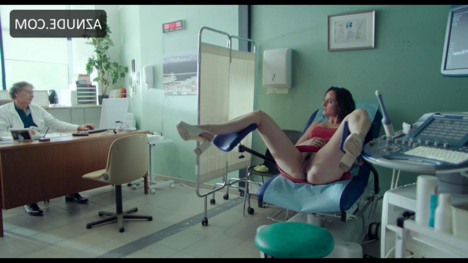 Noemie Merlant и обнаженные друзья