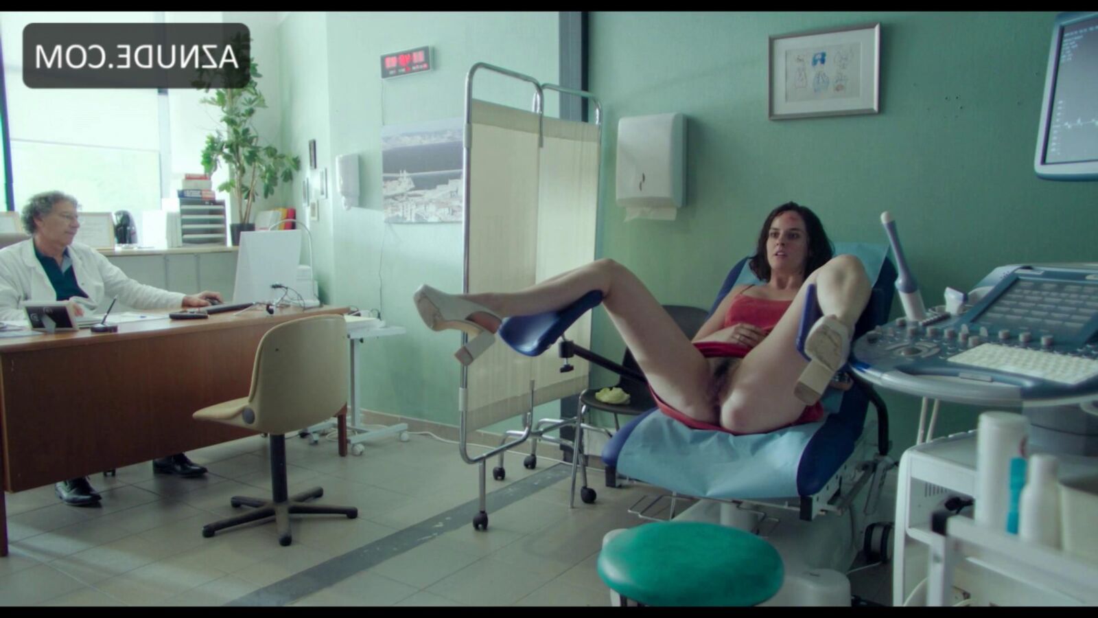 Noemie Merlant и обнаженные друзья