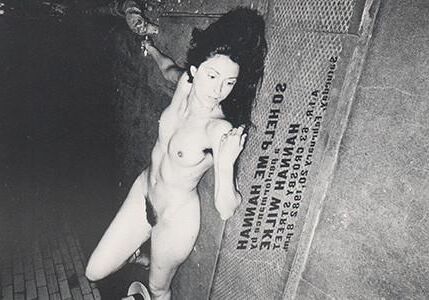 Обнаженная американская художница, скульптор и фотограф Ханна Уилке (RIP)