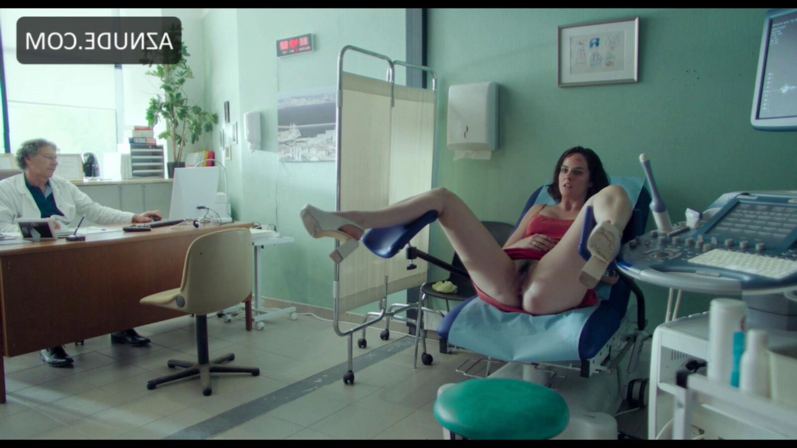 Noemie Merlant и обнаженные друзья