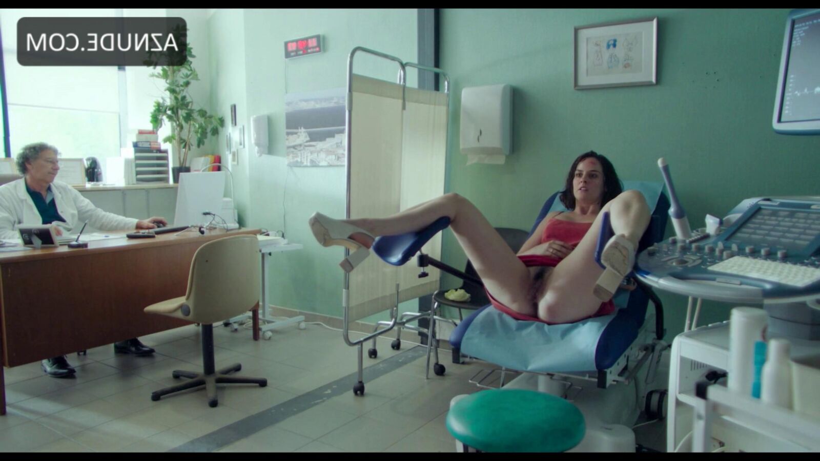 Noemie Merlant и обнаженные друзья