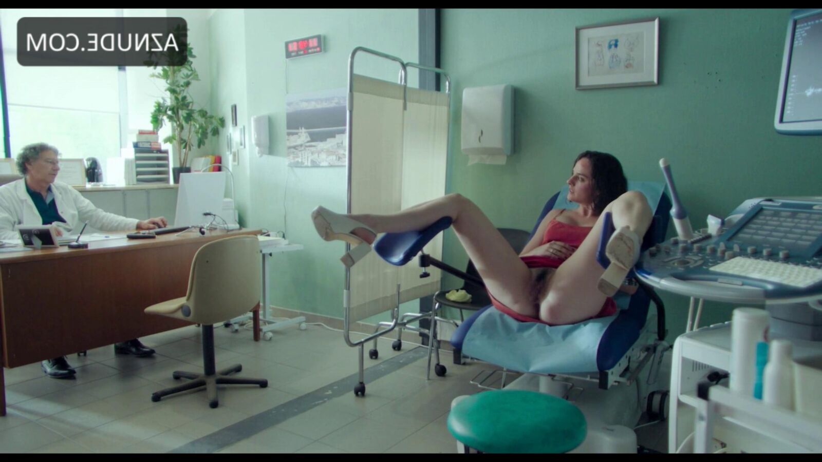 Noemie Merlant и обнаженные друзья