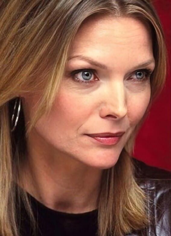 ミシェル・ファイファーは写真のみを喚起します