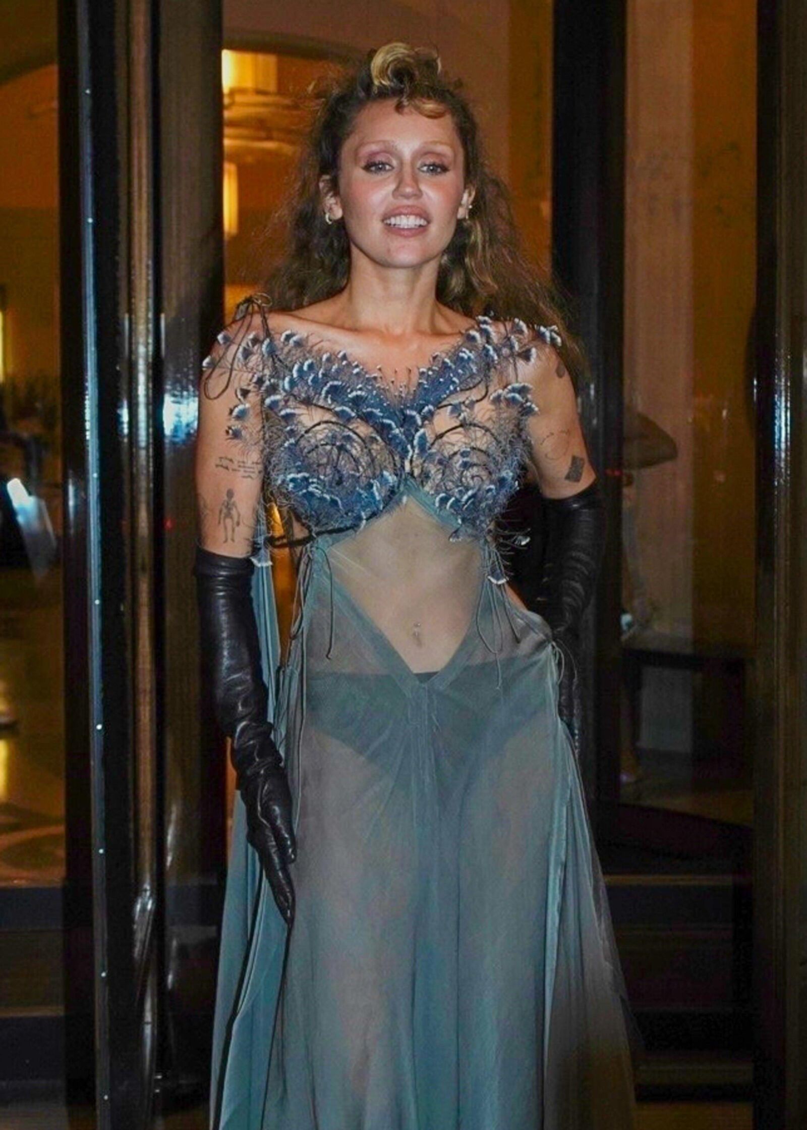 Miley Cyrus visto fora de seu hotel em Paris