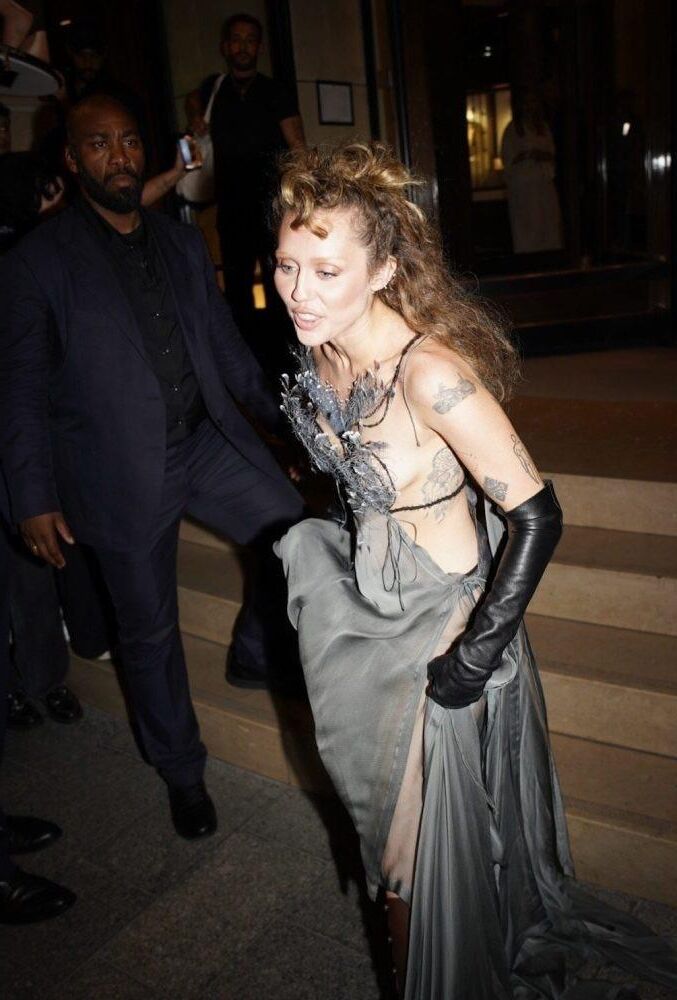 Miley Cyrus visto fora de seu hotel em Paris