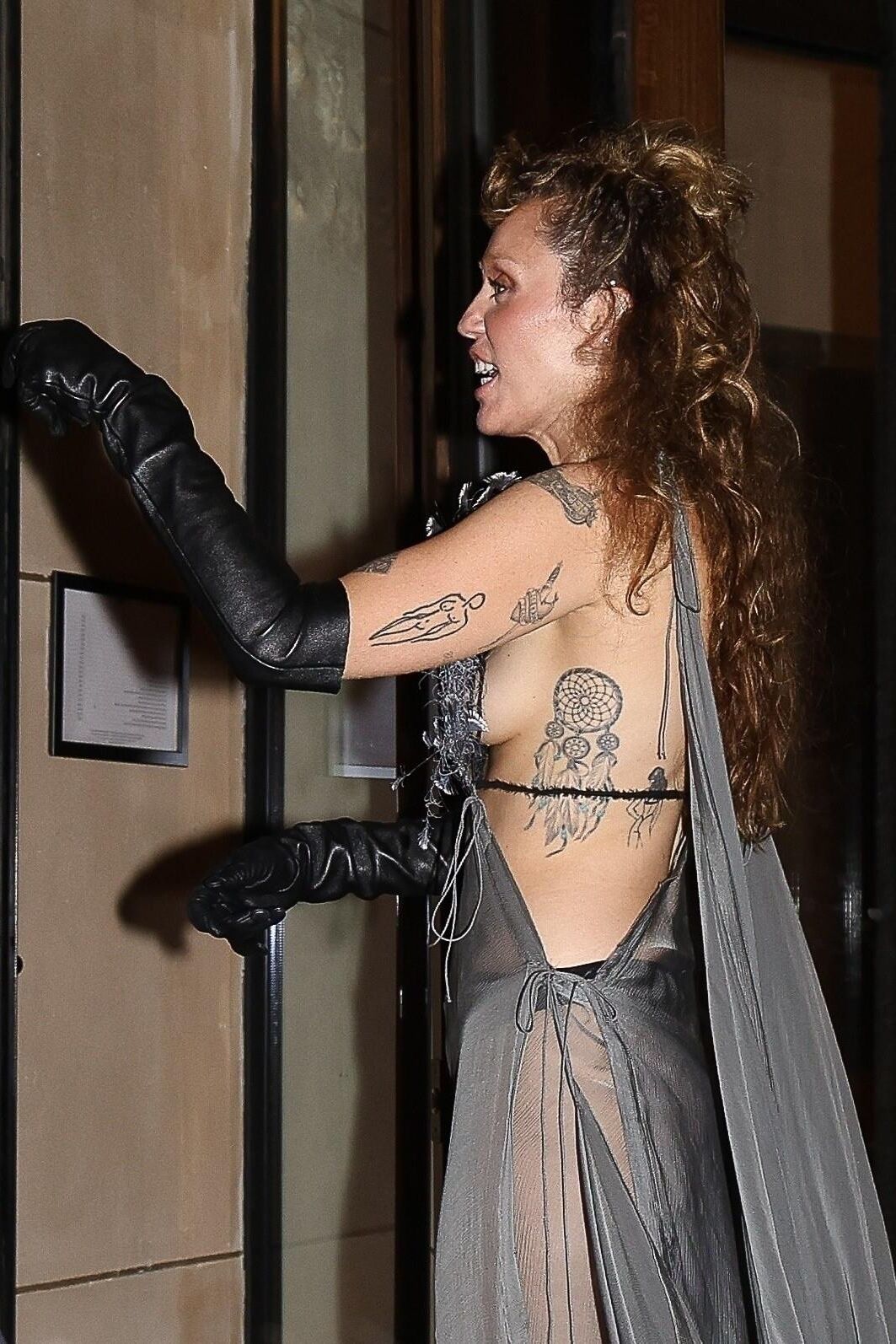 Miley Cyrus visto fora de seu hotel em Paris