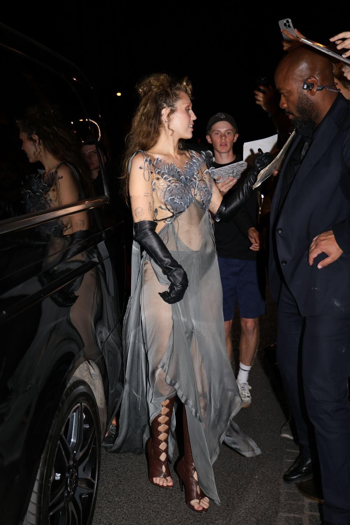 Miley Cyrus visto fora de seu hotel em Paris