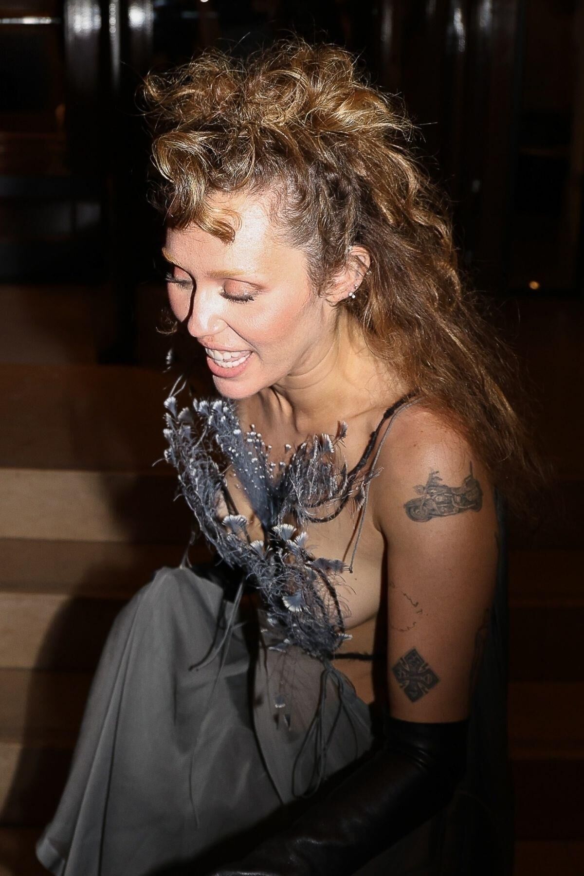 Miley Cyrus visto fora de seu hotel em Paris