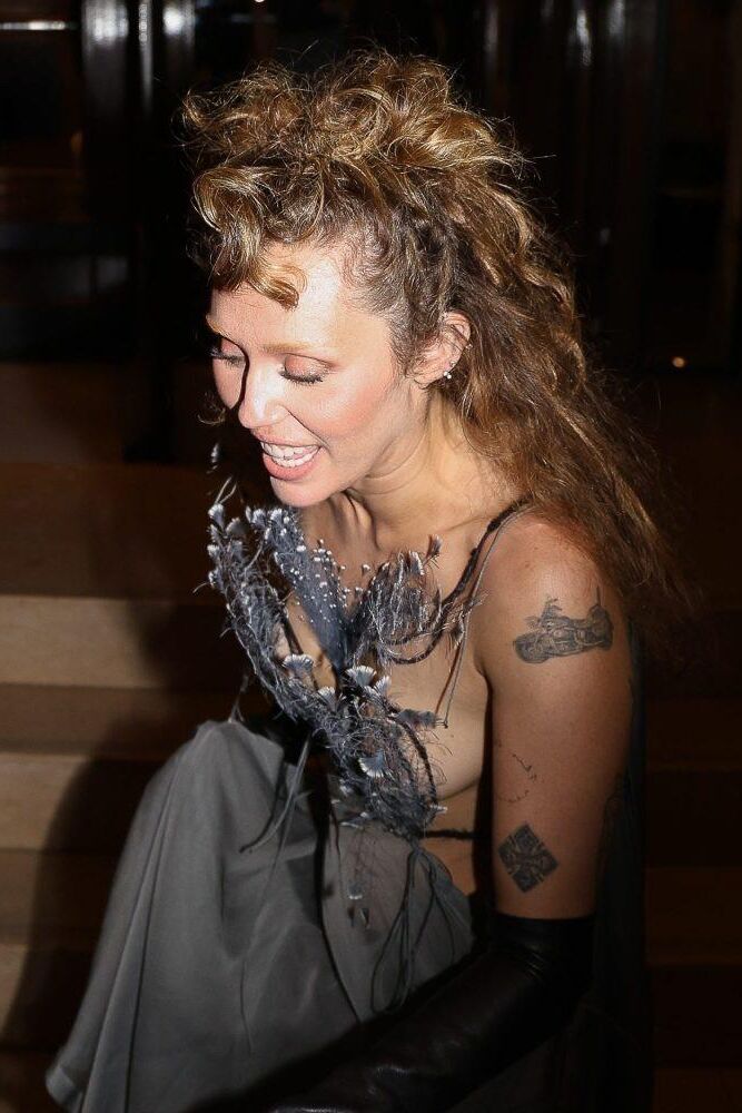 Miley Cyrus visto fora de seu hotel em Paris