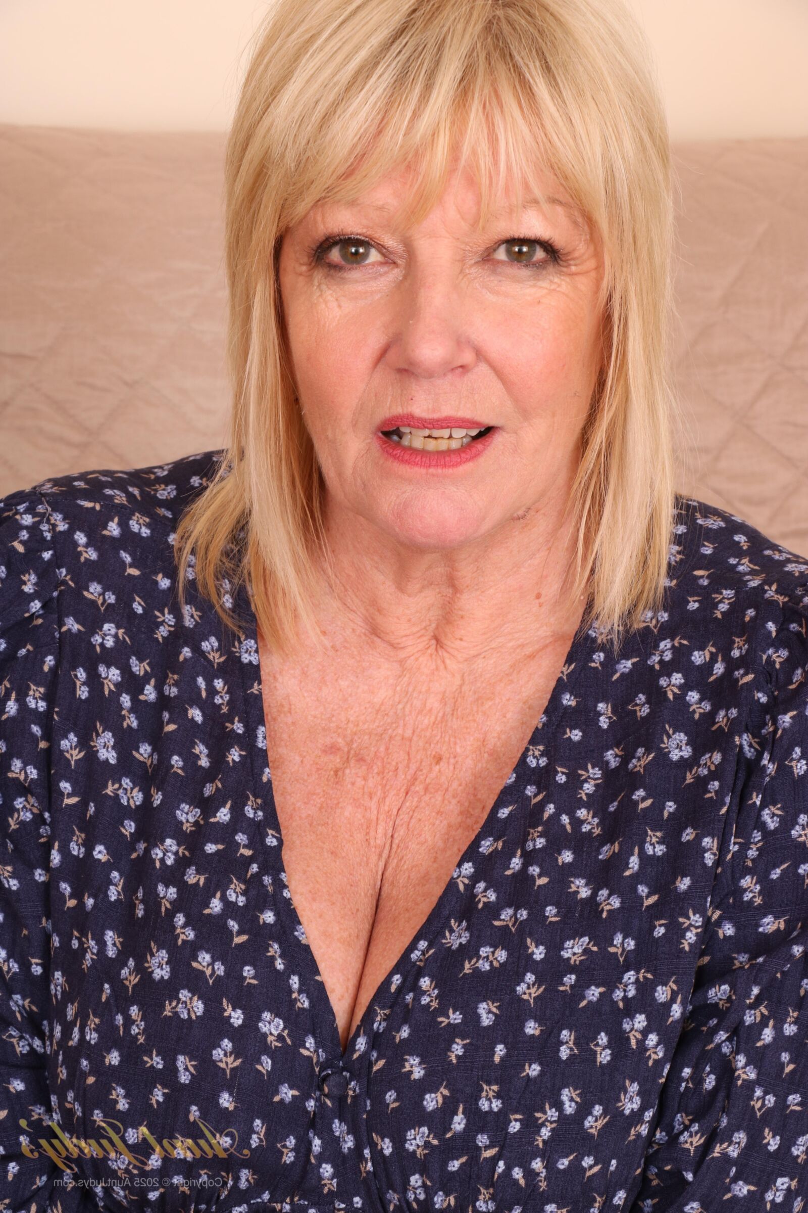 Amy Goodhead yo GILF Housewife Plays in Stockings For You