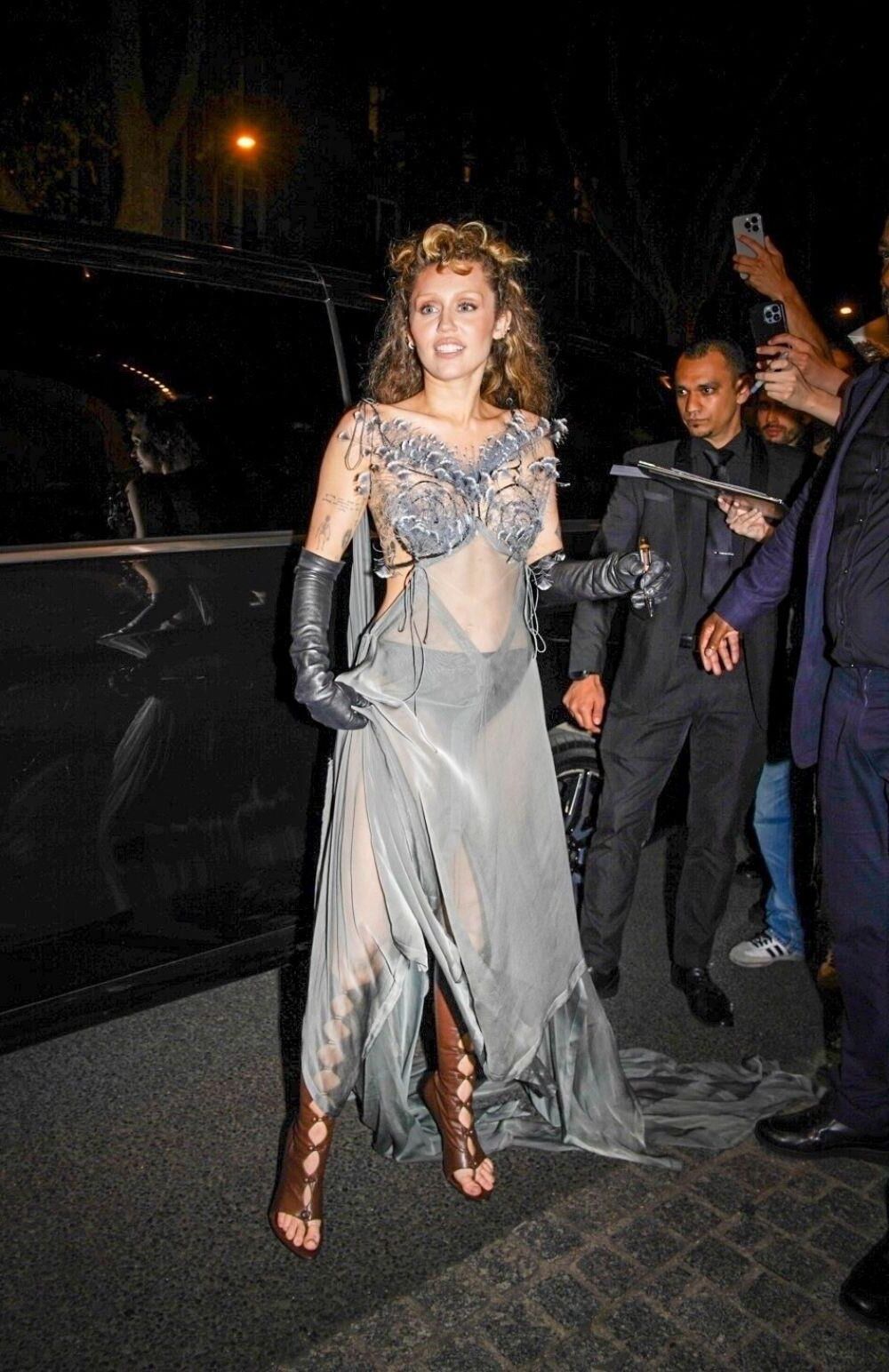 Miley Cyrus visto fora de seu hotel em Paris
