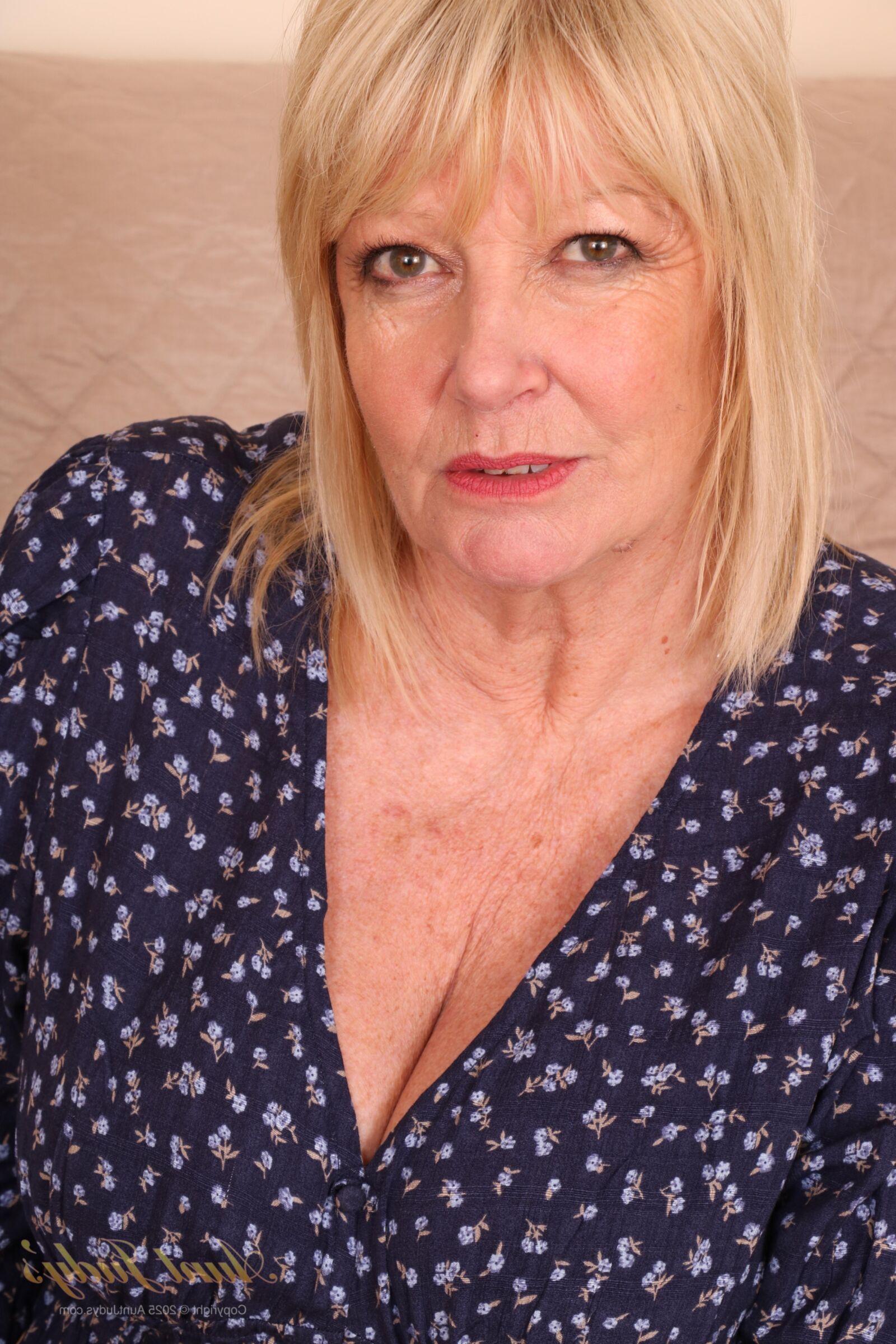 Amy Goodhead yo GILF Housewife Plays in Stockings For You