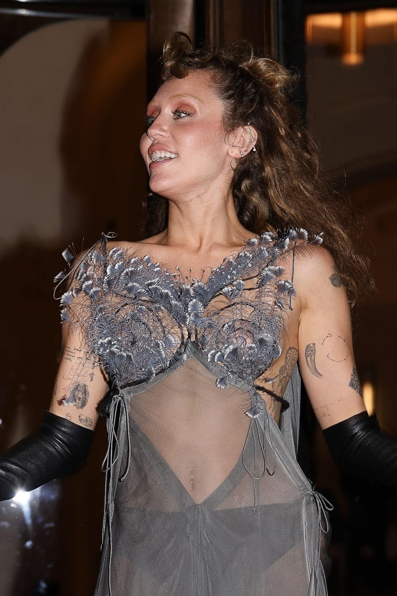 Miley Cyrus visto fora de seu hotel em Paris
