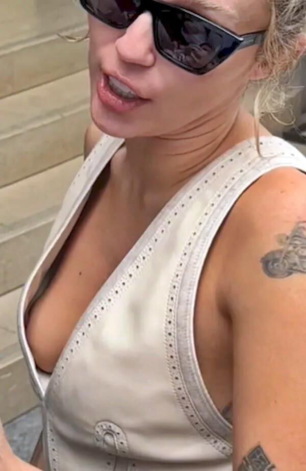 Celebrity Side Boob 