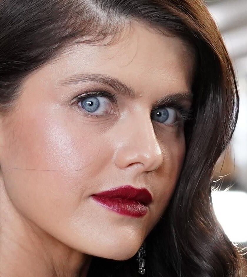 Alexandra Daddario éveiller les photos uniquement
