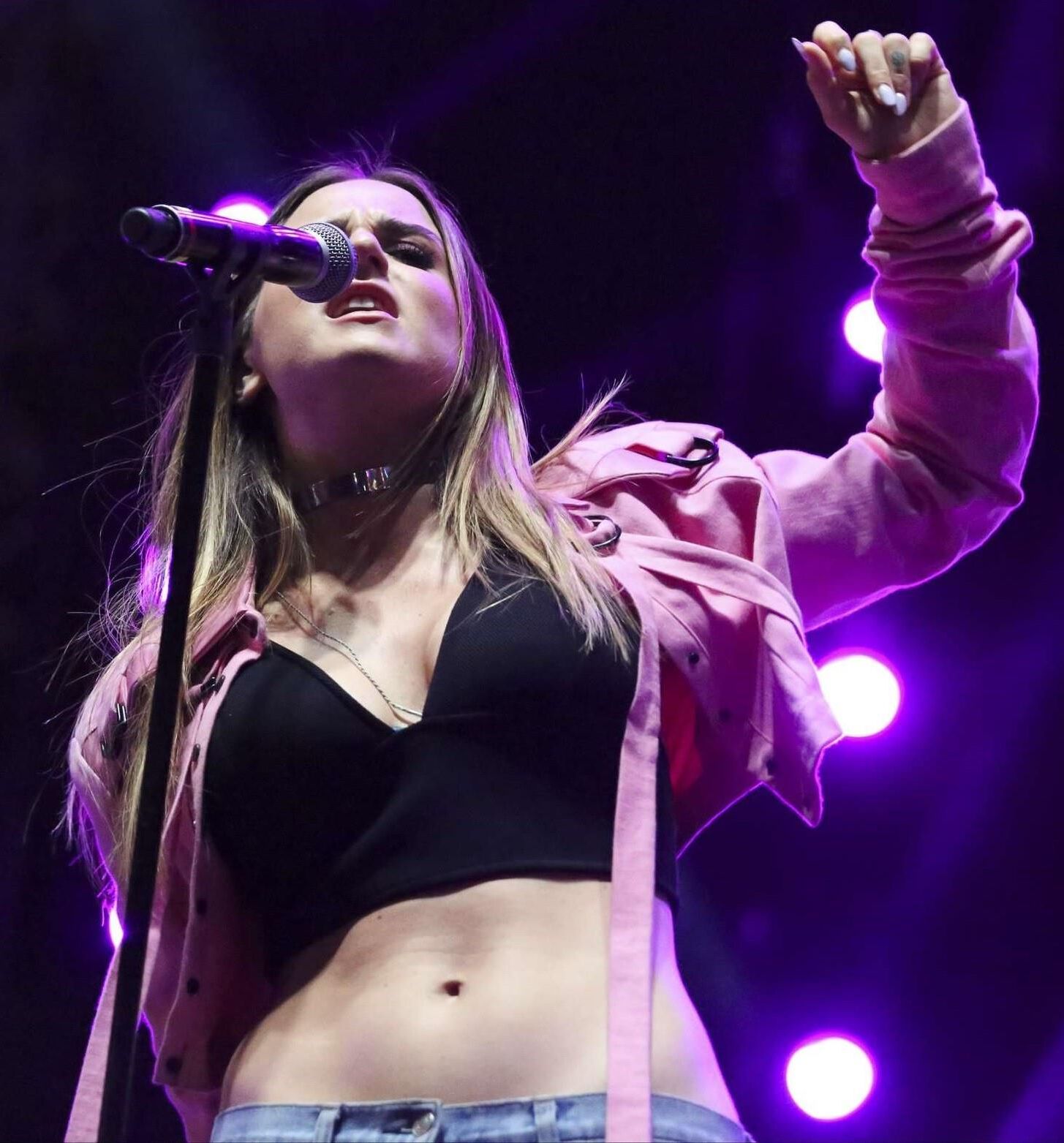 JoJo Levesque Such A Hot Outfit 
