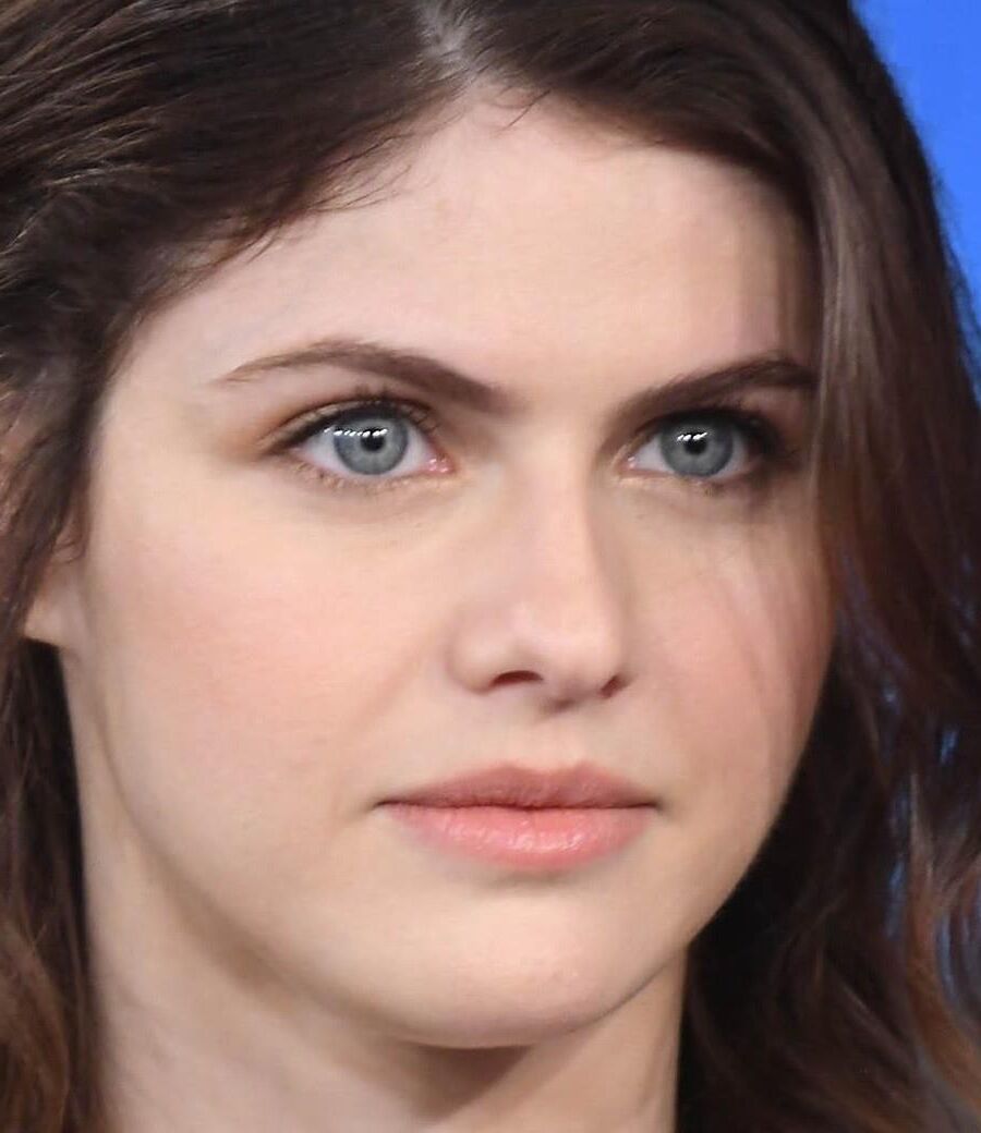 Alexandra Daddario éveiller les photos uniquement