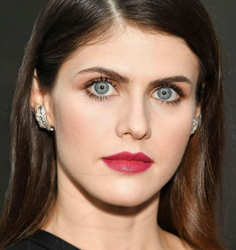 Alexandra Daddario éveiller les photos uniquement