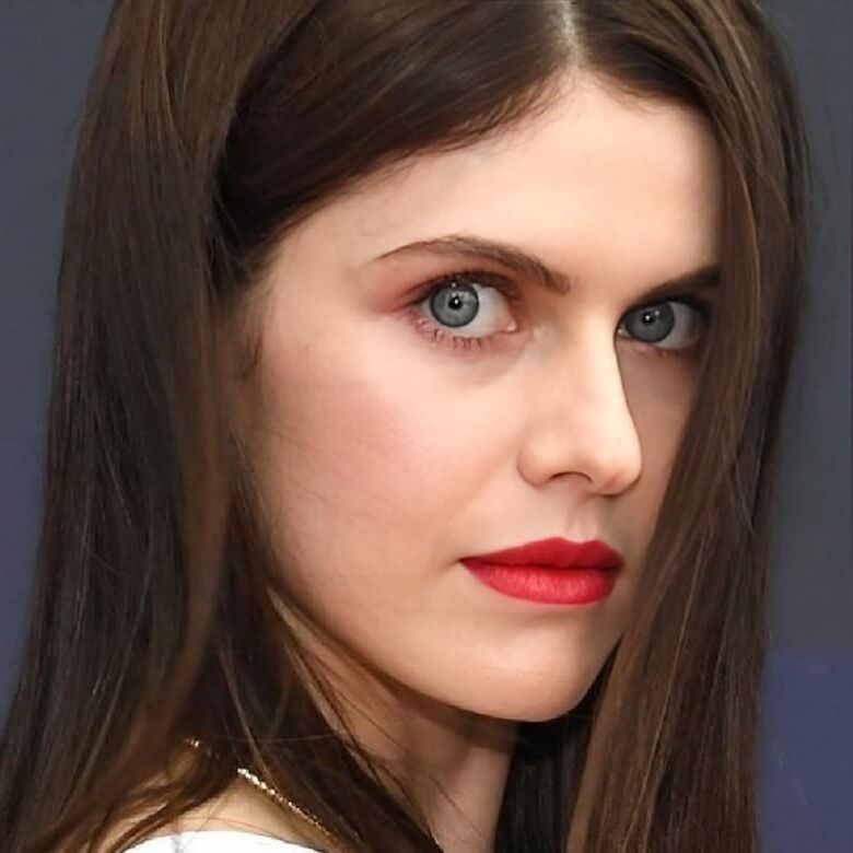 Alexandra Daddario éveiller les photos uniquement