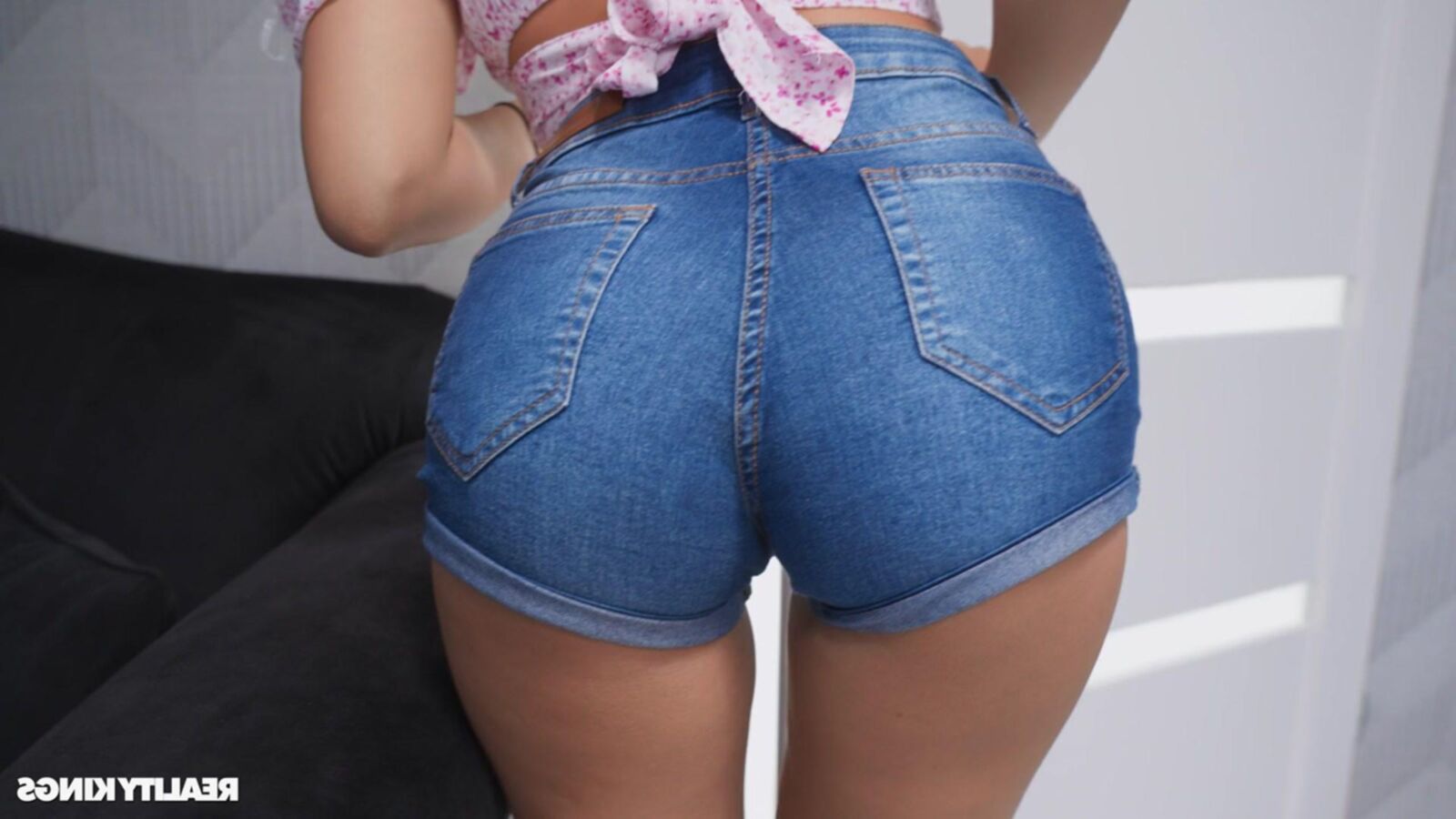 Layla Scarlett Yo Surprid Analシーン