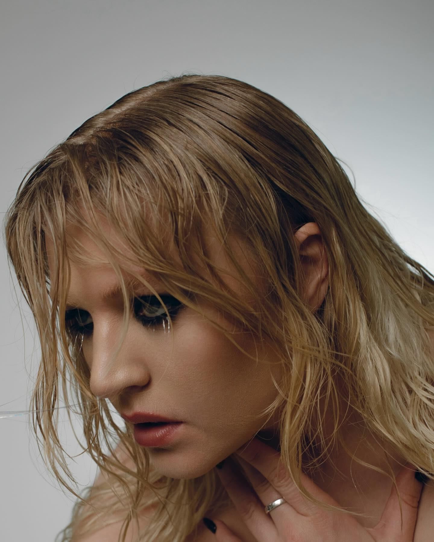 Rebbeca Lucy Taylor (chanteuse d'estime de soi)
