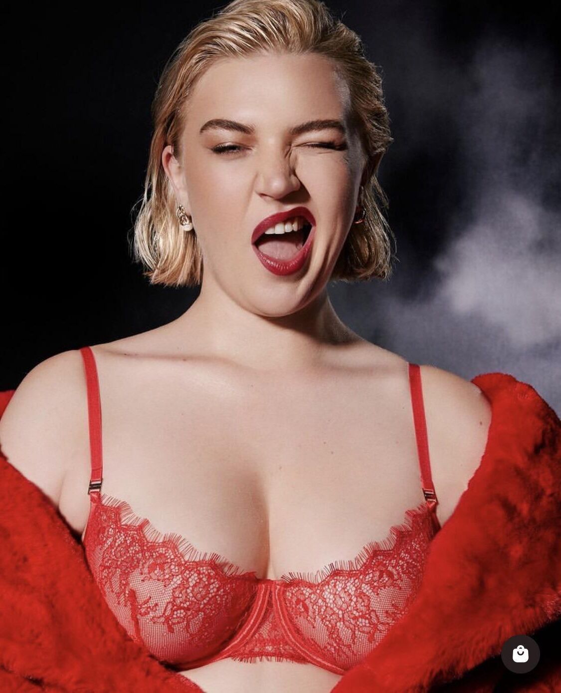 Rebbeca Lucy Taylor (chanteuse d'estime de soi)
