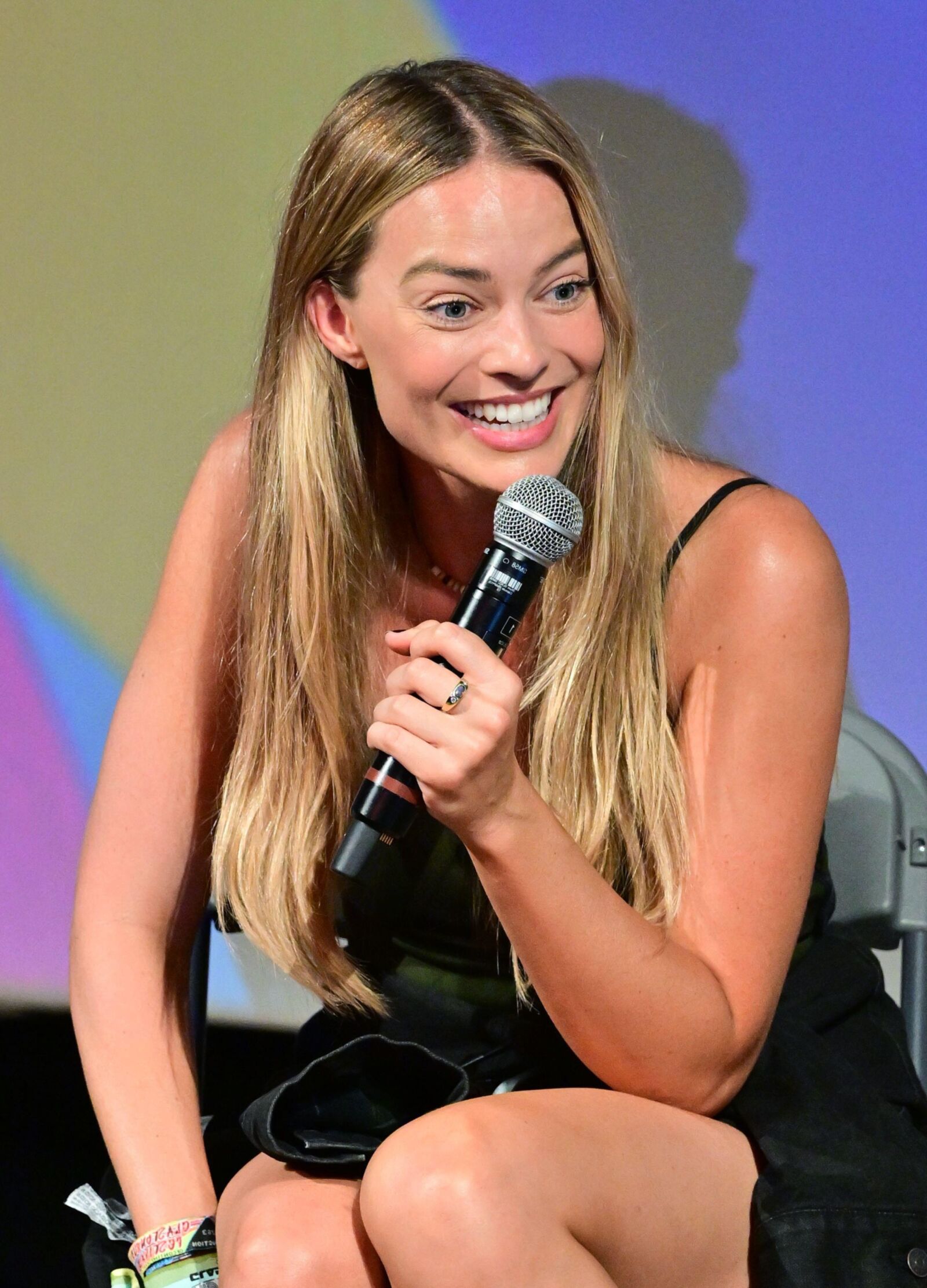 Margot Robbie luciendo fumando en Glastonbury June