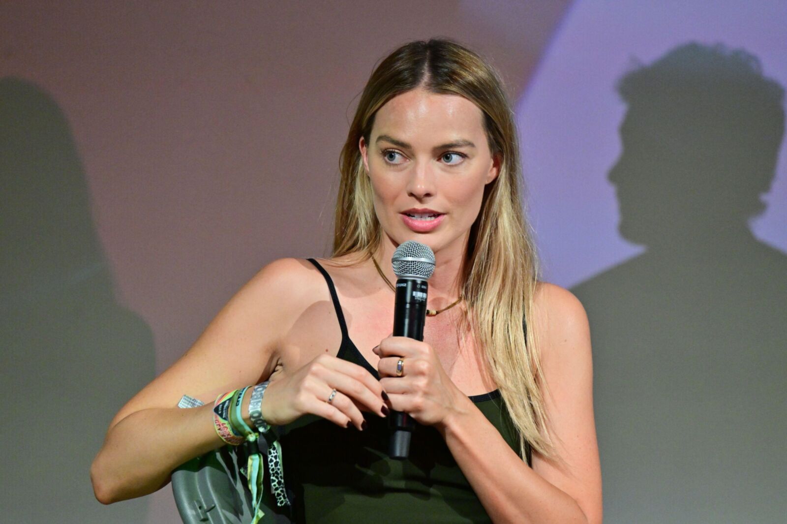 Margot Robbie luciendo fumando en Glastonbury June