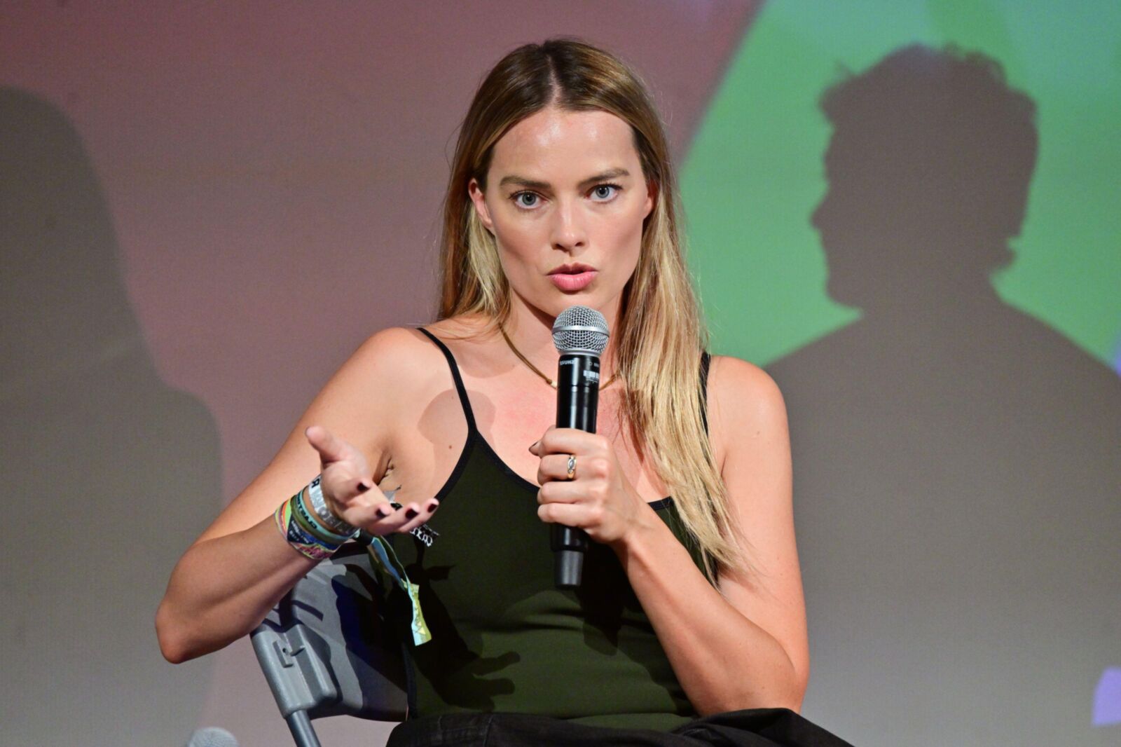 Margot Robbie luciendo fumando en Glastonbury June