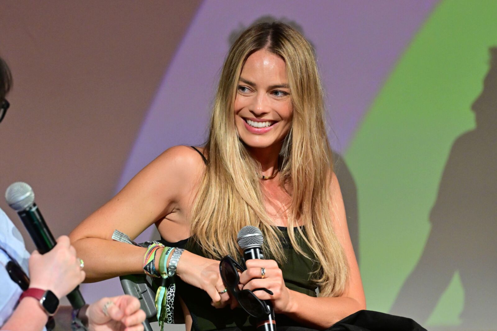 Margot Robbie luciendo fumando en Glastonbury June