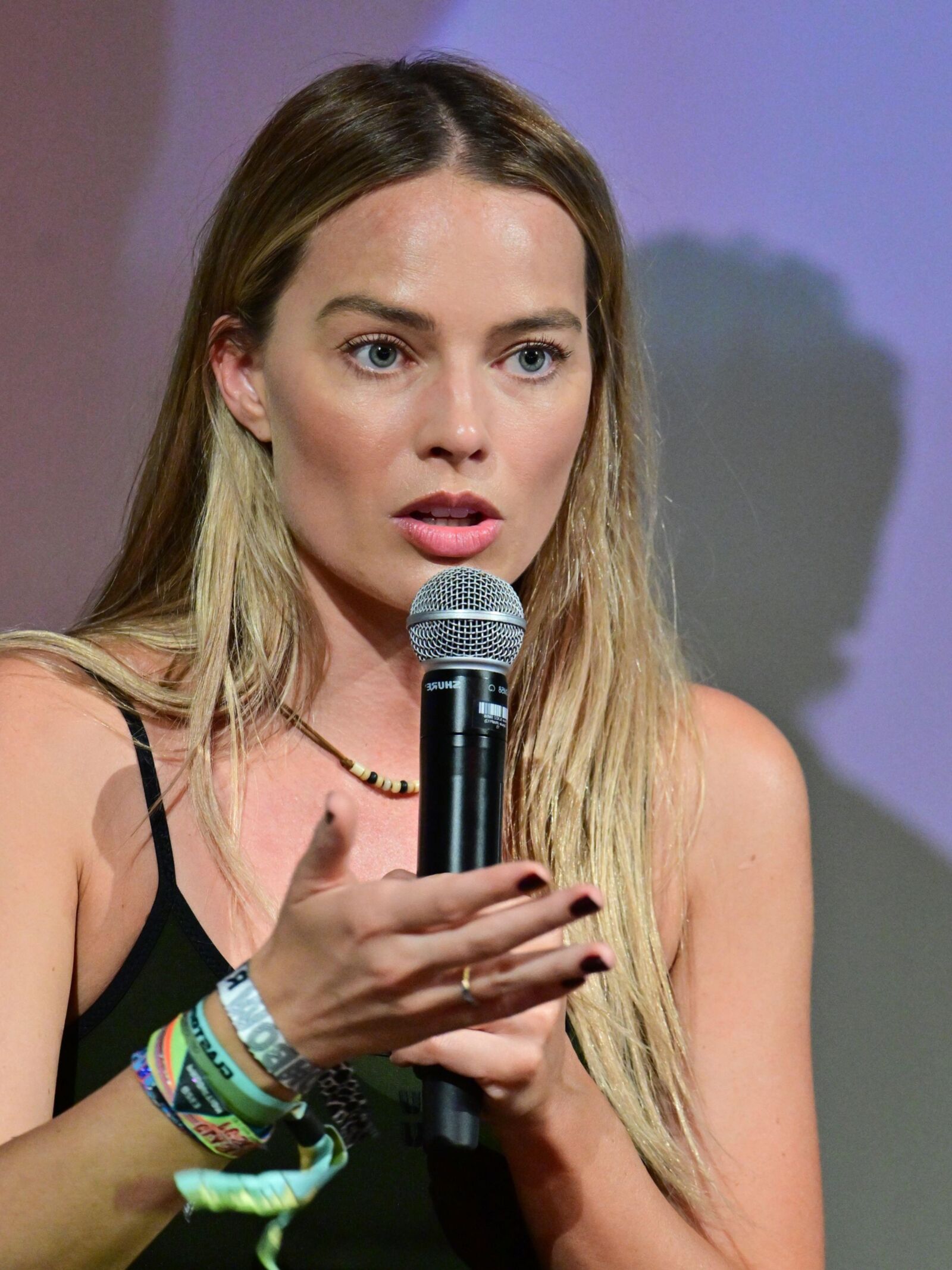 Margot Robbie luciendo fumando en Glastonbury June