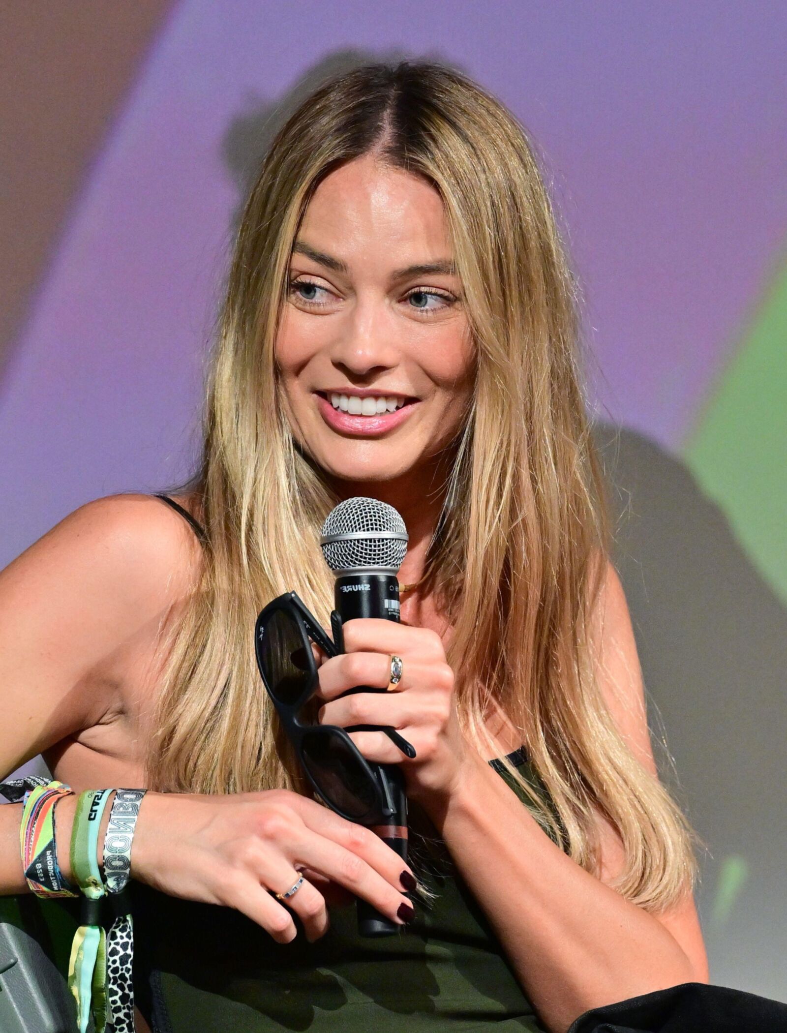 Margot Robbie luciendo fumando en Glastonbury June