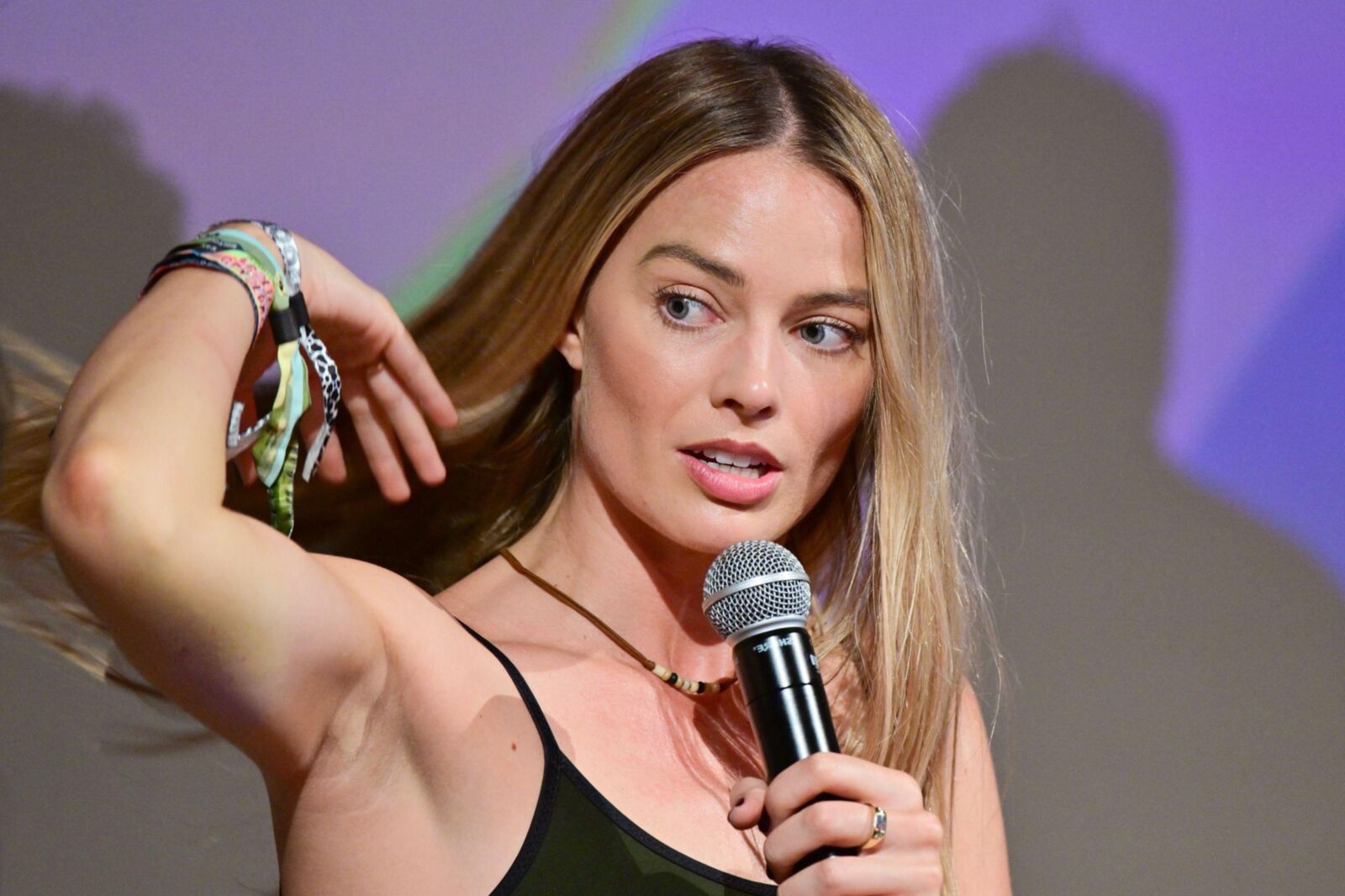 Margot Robbie luciendo fumando en Glastonbury June
