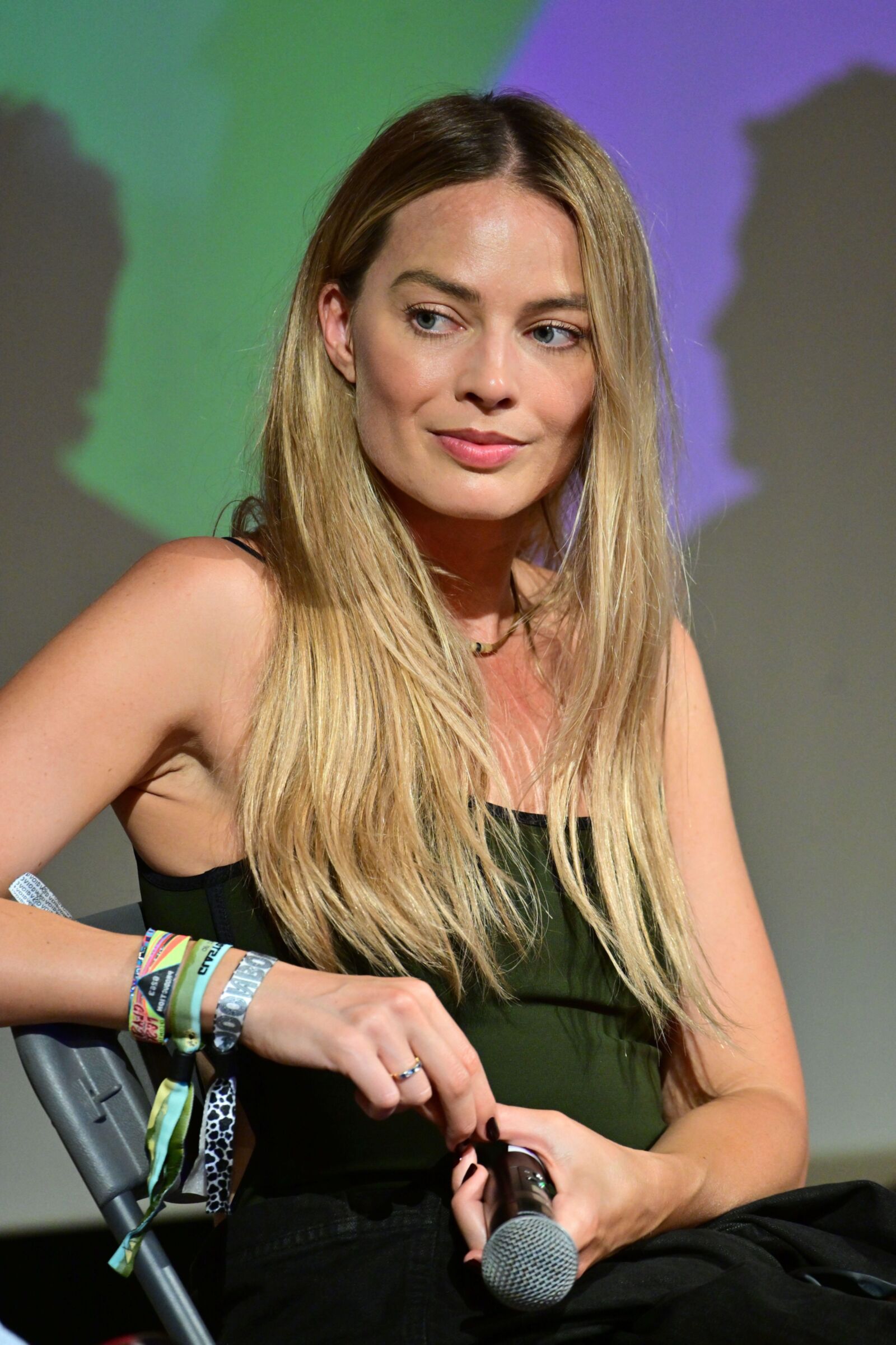 Margot Robbie luciendo fumando en Glastonbury June