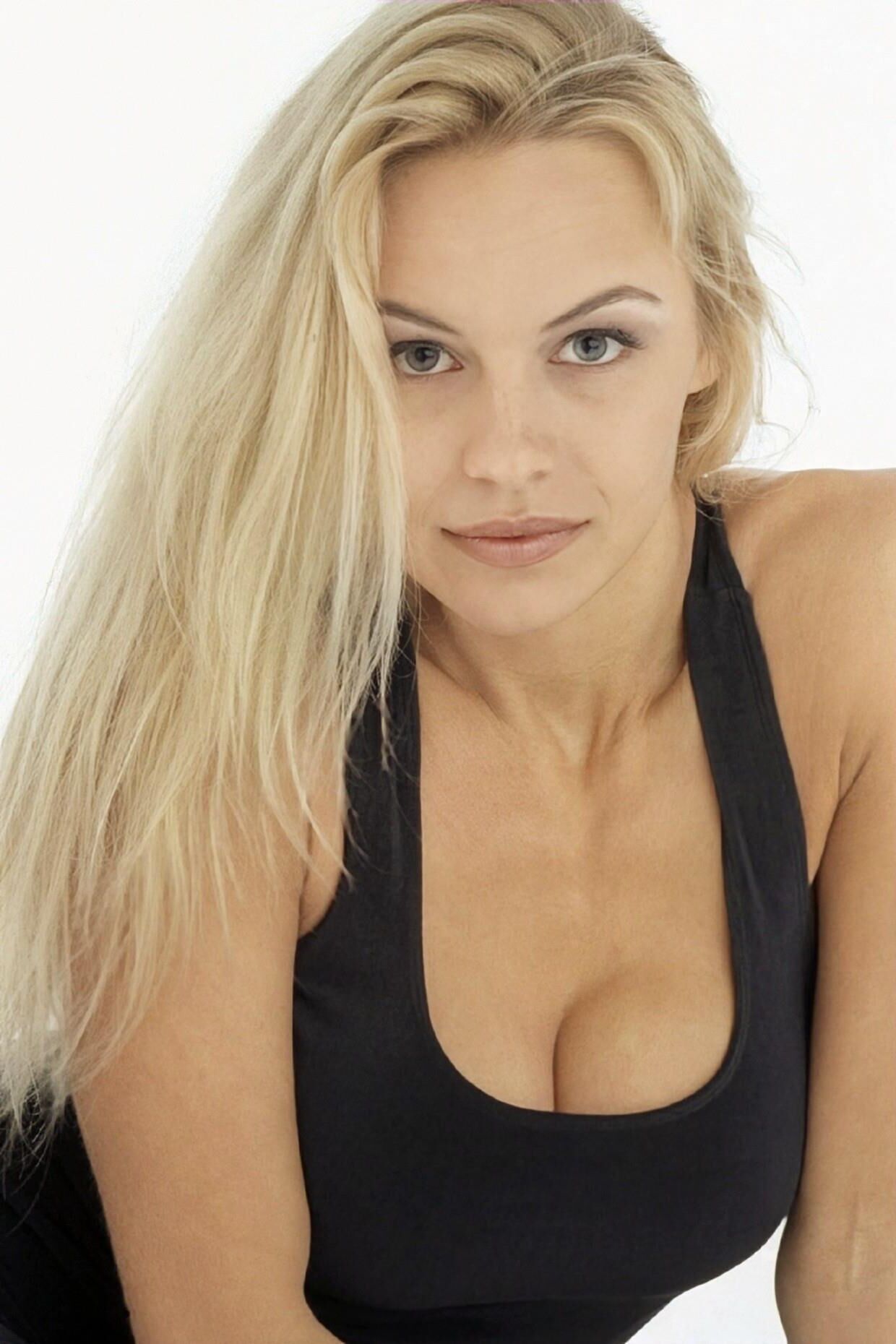 Pamela Anderson SOLO PECHAS SOUSANDO