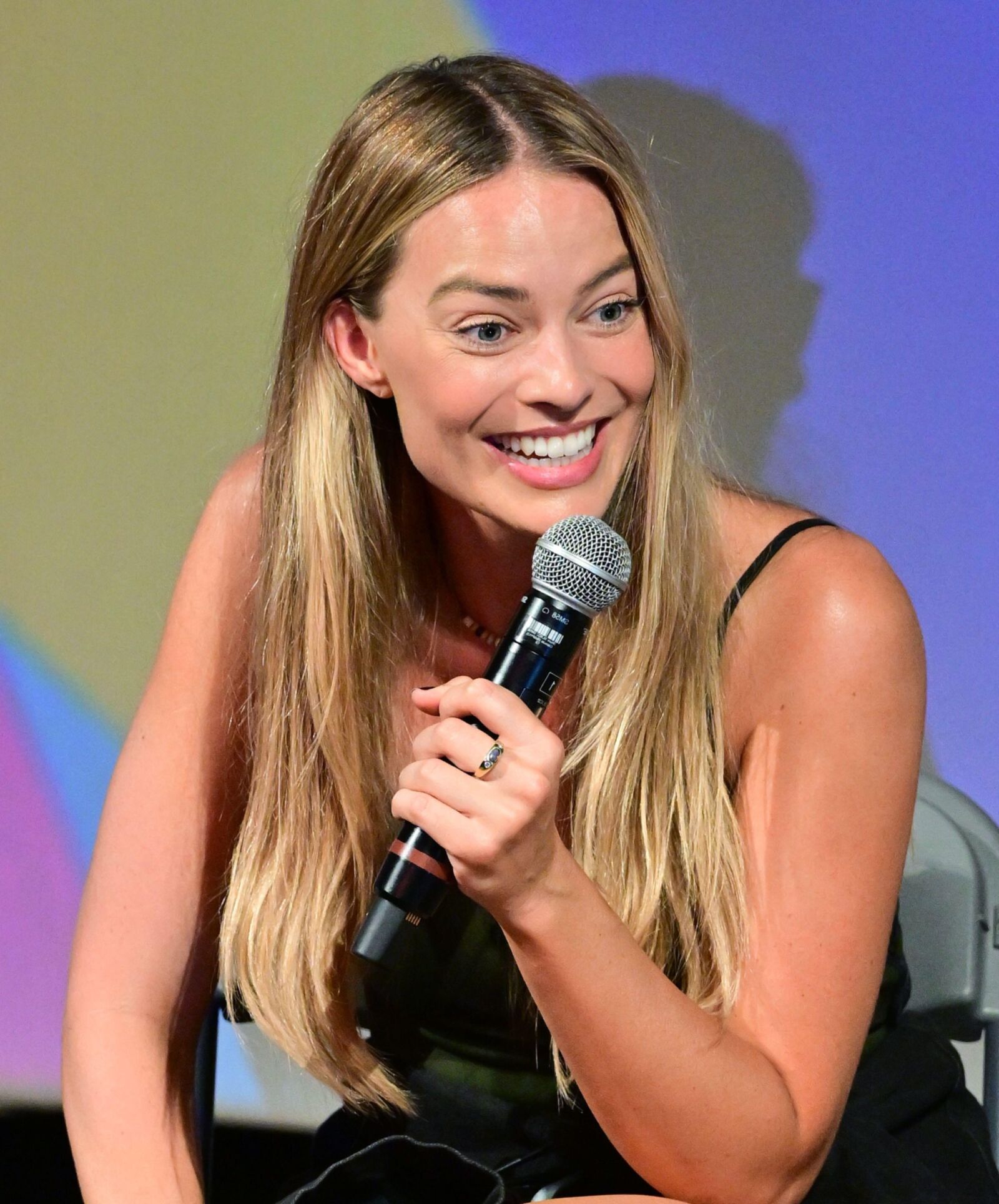Margot Robbie luciendo fumando en Glastonbury June