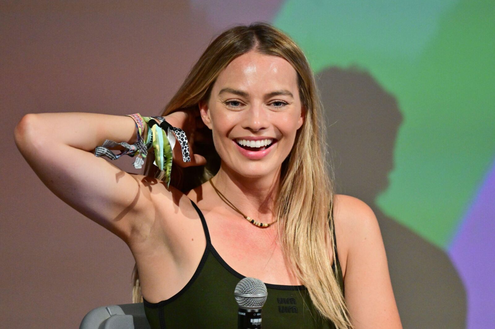 Margot Robbie luciendo fumando en Glastonbury June