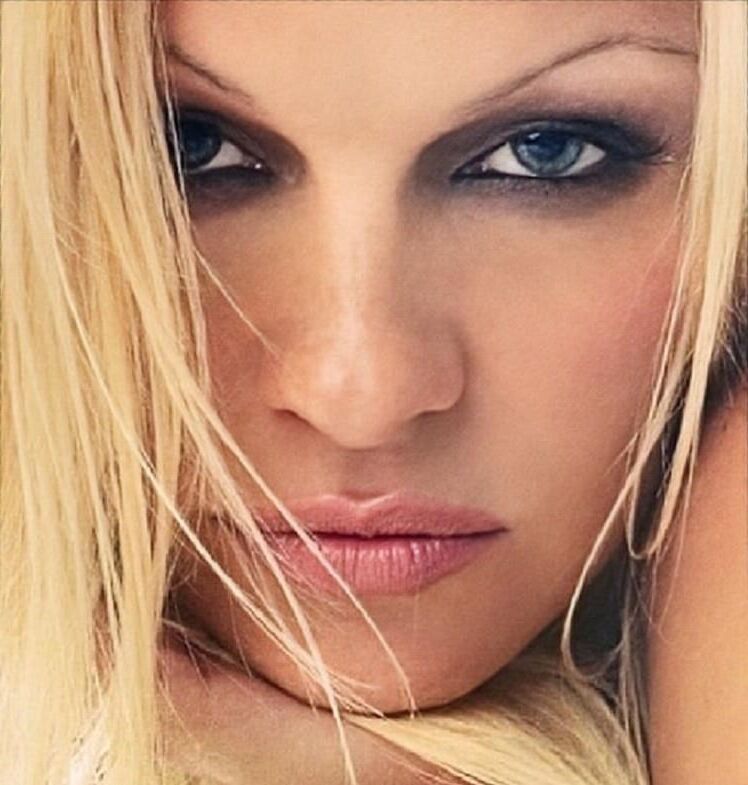 Pamela Anderson SOLO PECHAS SOUSANDO