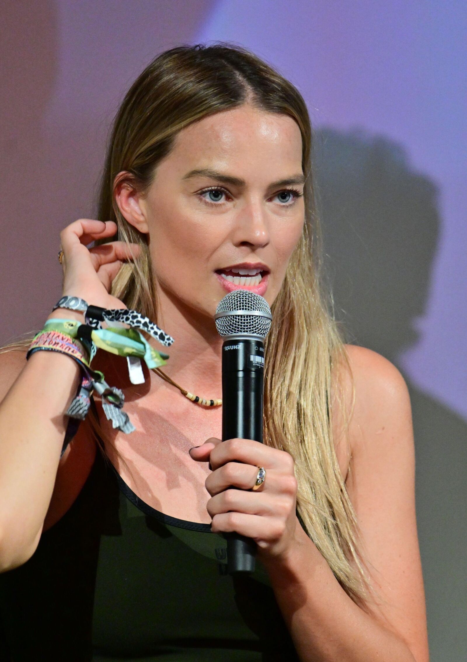 Margot Robbie luciendo fumando en Glastonbury June
