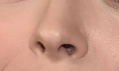 Je suce le sperme de son nez pour mon maître