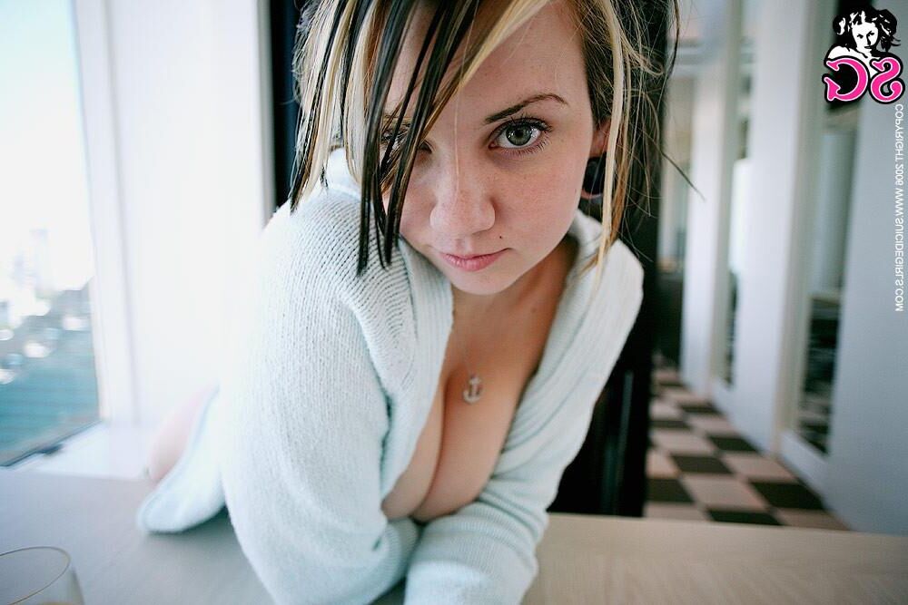 Suicide Girl Quinne a des seins impressionnants