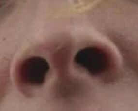 Je suce le sperme de son nez pour mon maître