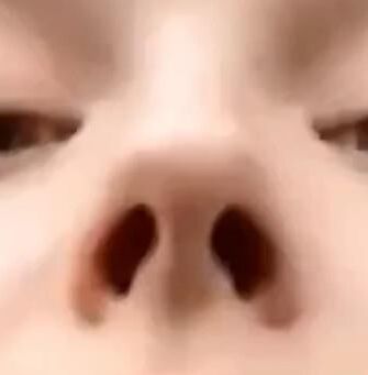 Je suce le sperme de son nez pour mon maître